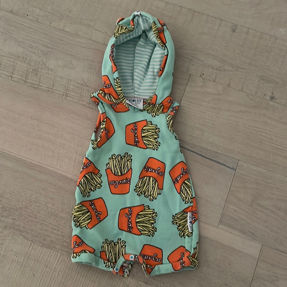 Toddler Onesie with hoodie and snaps, print- Organic fry, 12-18 months size